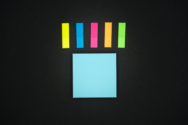 书签和一套空白便利贴。在黑色背景上，平铺。办公室工作的概念图片下载