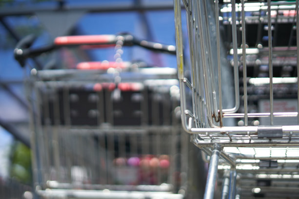 购物车上的铁丝篮。低角度视图。特写镜头。图片下载