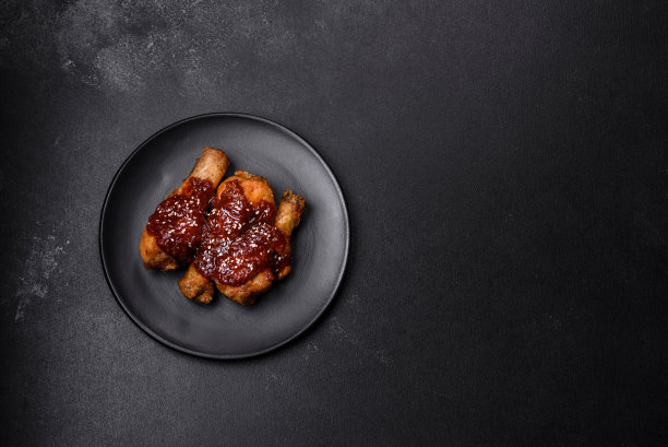 美味的麻辣鸡腿配照烧酱和芝麻图片下载