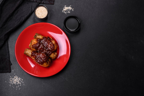美味的麻辣鸡腿配照烧酱和芝麻图片下载