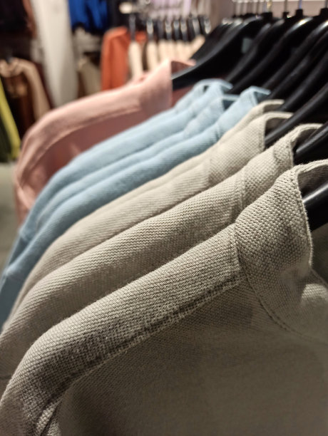 在时尚专卖店收藏的彩色运动衫图片下载