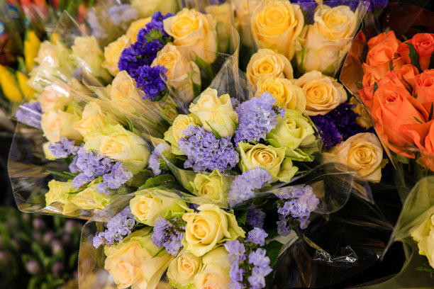 商店里出售的玫瑰花束图片下载