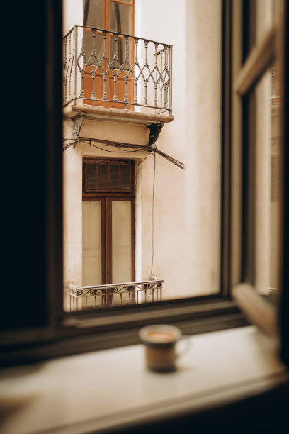 意大利都灵，有百叶窗的窗户旁的咖啡杯。图片下载
