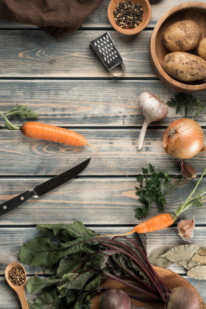 削胡萝卜用刀，平放。在木桌上混合新鲜的有机蔬菜。零浪费，生态理念。图片下载