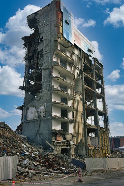 老建筑被拆除，为新建筑腾出空间。建筑及拆卸工地。图片下载