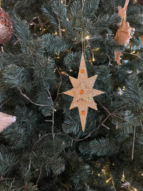 圣诞树与节日的装饰，家庭内部美丽的装饰品和白色的闪闪发光的灯..圣诞快乐，节日快乐。图片下载
