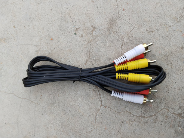 音频视频电缆RCA到3.5毫米插孔。RCA电缆连接器，红白黄连接器插孔，信号电缆插孔，家用表面音频和视频电缆。复制空格，右移文本图片下载