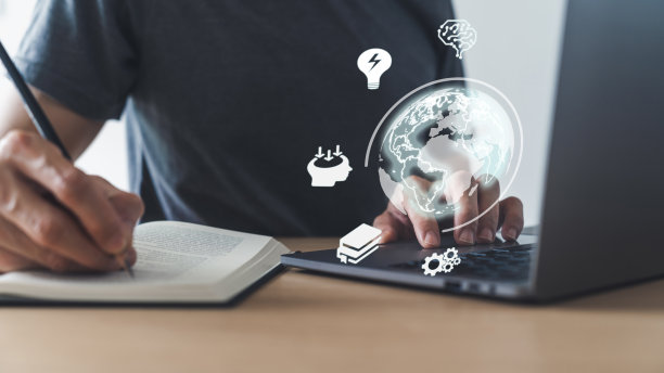 使用笔记本电脑通过互联网或网络空间学习、工作或阅读的大学生。在家学习或培训技能课程或在线课堂。教育或电子学习的概念图片下载