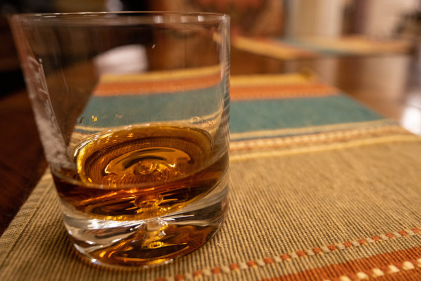 桌上的玻璃杯图片下载