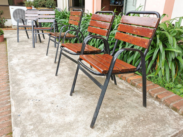 餐厅外的一排空椅子。图片下载
