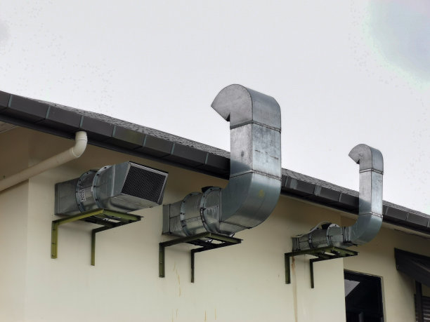 餐厅厨房外墙上的管道烟囱。图片下载