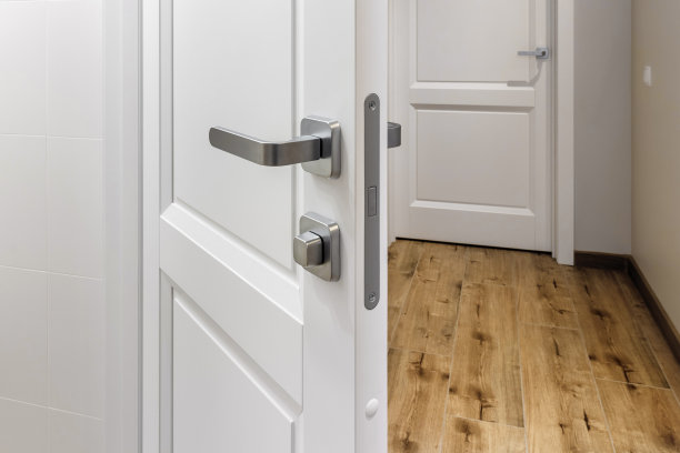 铬处理与钥匙孔白色门与面板在框架。入口。建筑细节特写照片图片下载