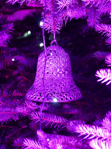 圣诞树上的圣诞装饰图片下载