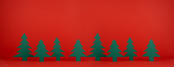 红色圣诞背景与绿色纸云杉在现代最小艺术卡通风格的复制空间排。新年横幅模型的网络，广告，海报，卡片，传单。图片下载