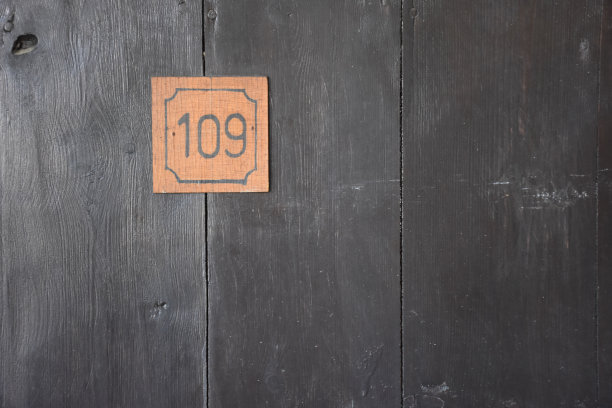 一扇神秘的木制古董门，上面写着数字109。可以用作电影壁纸吗图片下载