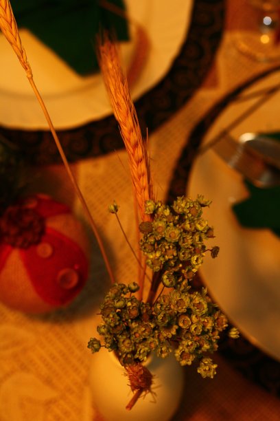 圣诞餐桌上的插花图片下载