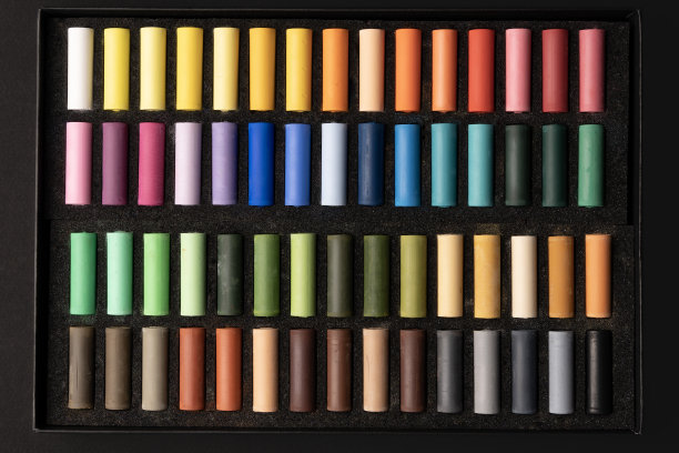 法国巴黎:2022年11月30日:静物。工作室拍摄细节柔和的蜡笔在一个盒子图片下载