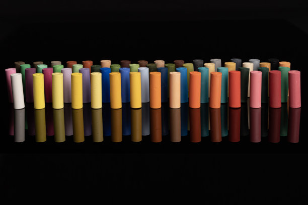 法国巴黎:2022年11月30日:静物。工作室拍摄细节柔和的蜡笔在一个盒子图片下载