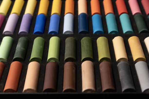 法国巴黎:2022年11月30日:静物。工作室拍摄细节柔和的蜡笔在一个盒子图片下载
