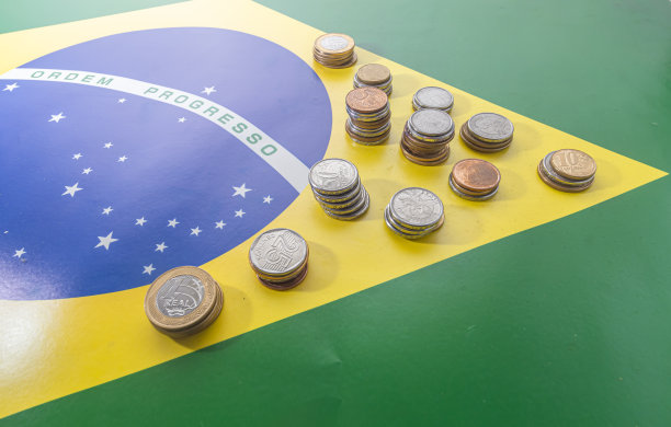 翻译顺序进步巴西国旗与巴西真币，巴西货币腐烂的概念图片下载