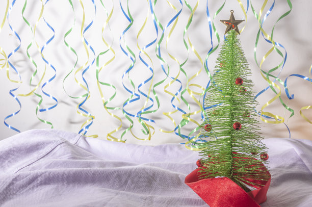 圣诞树的背景用丝带晒衣绳与巴西的颜色，巴西节日的圣诞概念图片下载