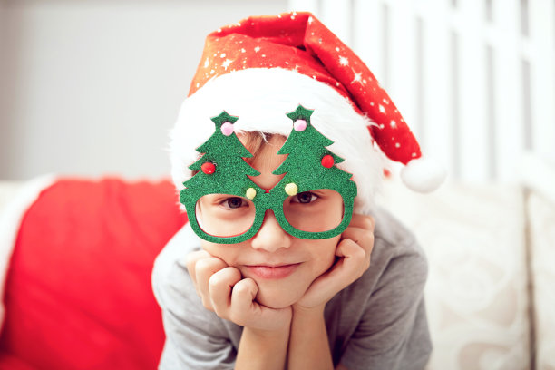 戴圣诞帽和滑稽眼镜的快乐儿童肖像图片下载