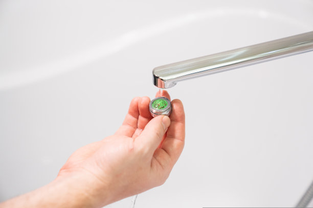 修理工将曝气机的水、石和锈去除并清洗干净。图片下载