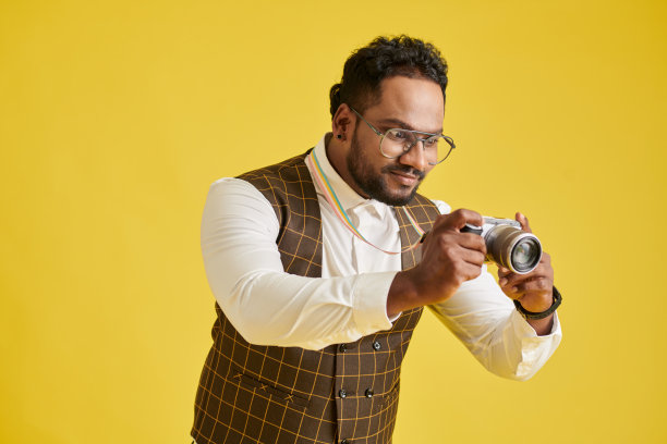 兴奋的男子在拍照图片下载