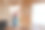 一名男子在老房子里拆除墙纸。家居装修工程。素材图片