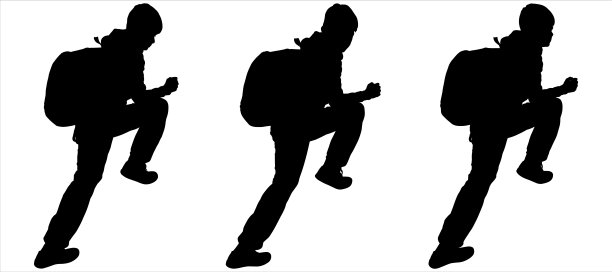 少年爬上斜坡。旅行者背着背包去爬山。一个男孩背着背包，抬起一条腿，站了起来。侧视图。白色衬托出黑色的轮廓图片下载