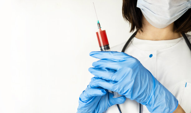 注射器中的样本和血液。护士正拿着一个装满红色液体的注射器。医学概念。图片下载