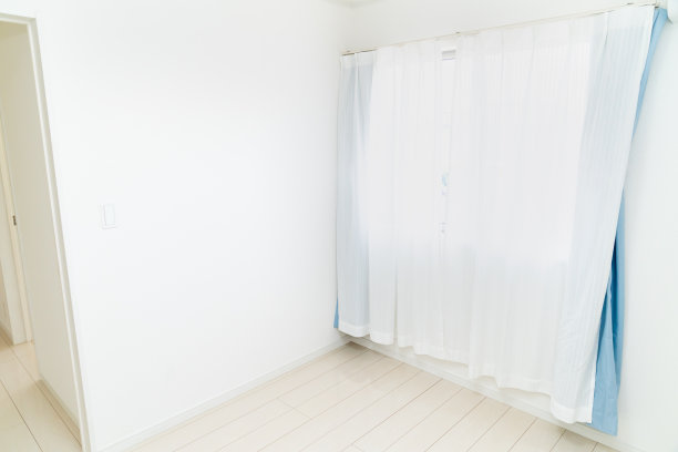 新房子的房间照片。带地坪涂料。图片下载