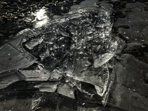 一个结冰的水坑的灰度照片图片下载