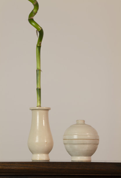 竹制，中国古色古香的陶瓷摆在白墙上的木桌上图片下载