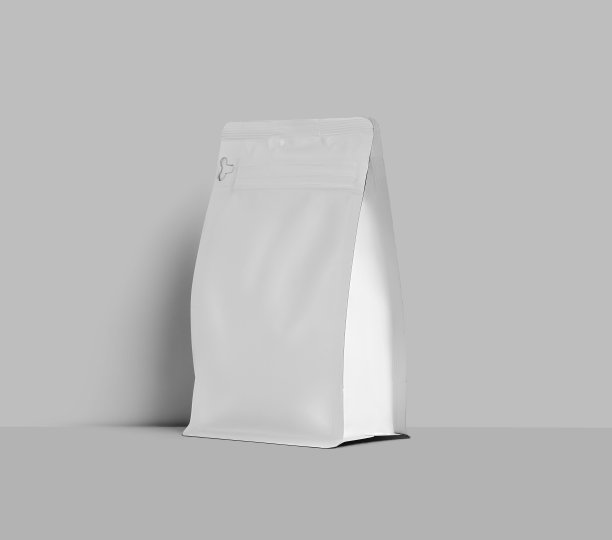 白色doy包装模板的咖啡豆，稳定的包装站在墙附近，孤立的背景。图片下载