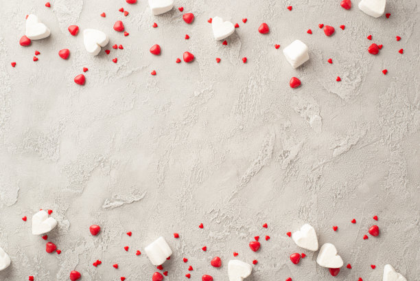 情人节的概念。俯视图照片心形巧克力和果冻糖果在灰色混凝土纹理背景与复制空间图片下载