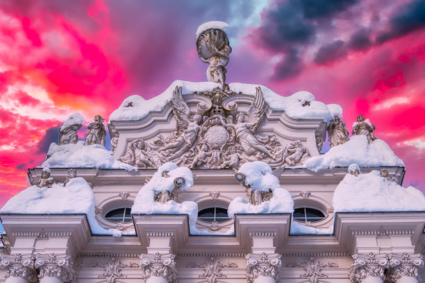 历史悠久的林德霍夫宫在巴伐利亚阿尔卑斯山的日落天空图片下载