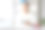 迷人的年轻女子工作与笔记本电脑在家庭办公室。图片下载