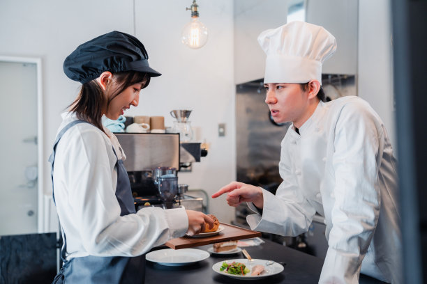 在一家餐厅里，男女员工愉快地工作着图片下载