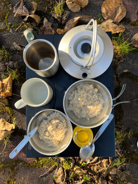 营地食物早餐粥和勺子图片下载