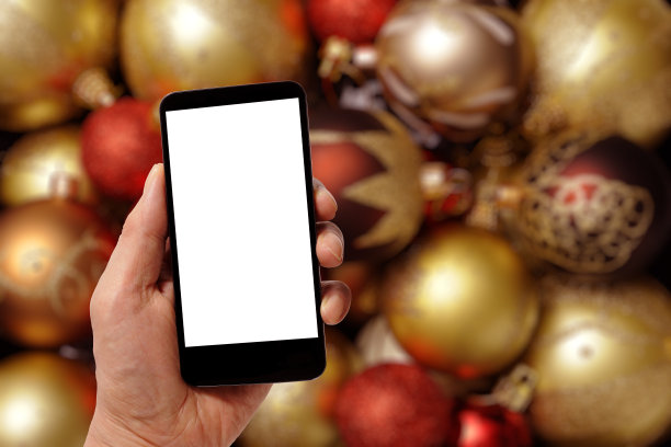 在圣诞装饰背景下使用空白智能手机进行无现金支付图片下载