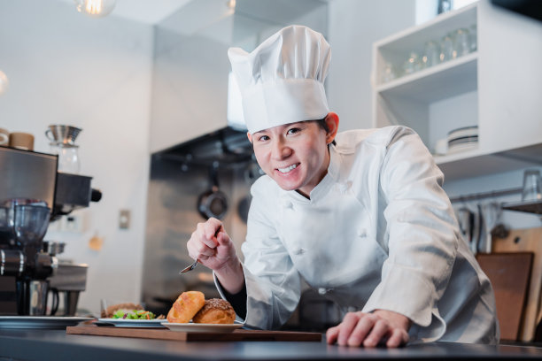 特别注意细节的糕点师图片下载