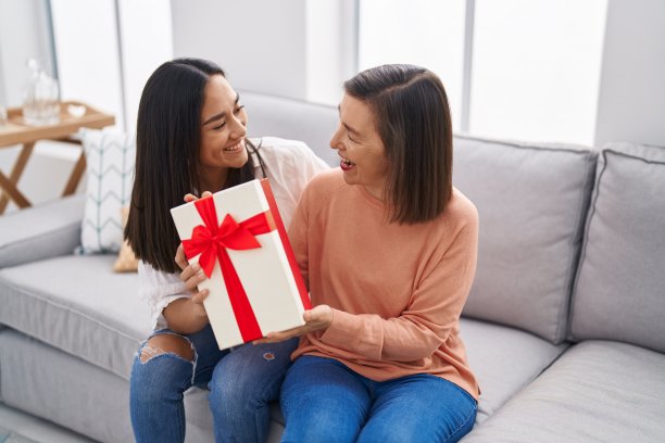两个女人的母亲和女儿惊喜的礼物在家里图片下载