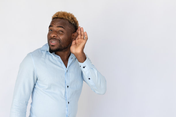 好奇的非裔美国人听广告的画像图片下载