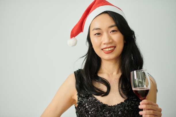 一杯酒的年轻女子图片下载