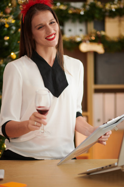 圣诞庆典上的女企业家图片下载