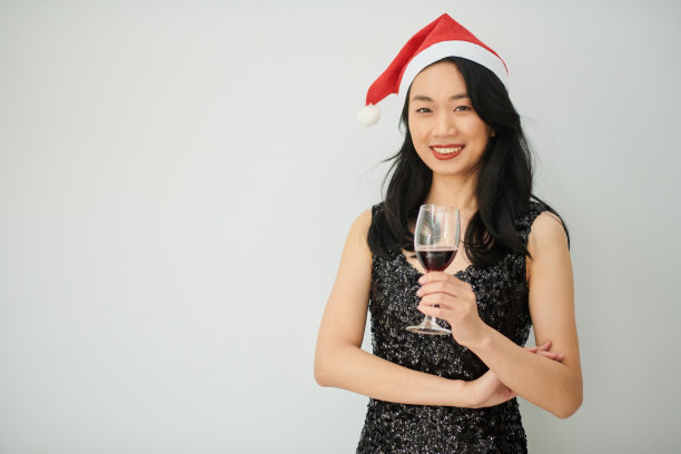 戴圣诞老人帽子的年轻女子图片下载