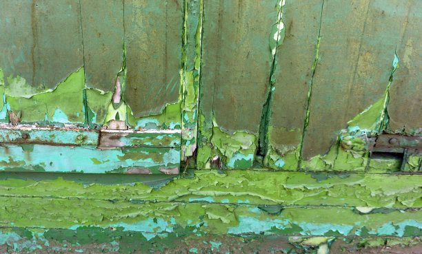 经过多年的日晒雨淋，色泽鲜亮的绿色油漆创造了纹理和图案图片下载