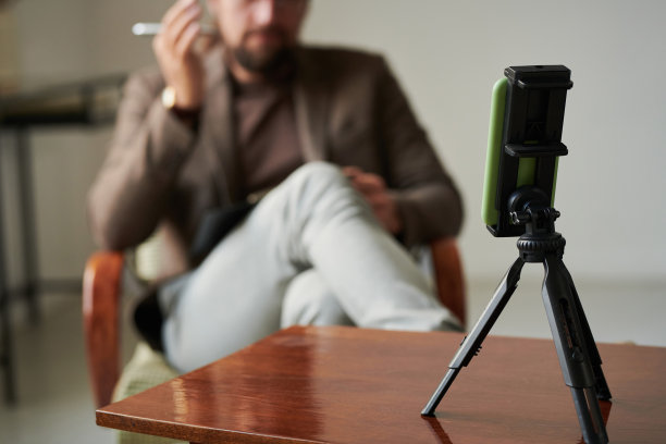 心理治疗师使用智能手机进行视频通话图片下载