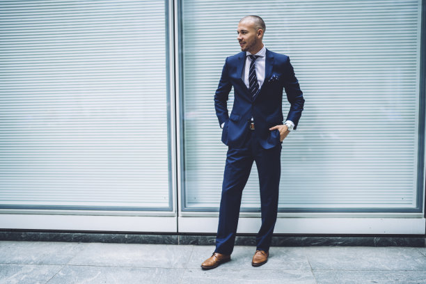 成功的人站在街上图片下载